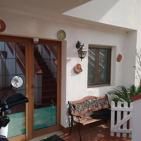 Intero Appartamento, Bilocale Di 55 Mq ,soggiorno-cucina Open Con Divano Letto, Matrimoniale ,con Giardino Privato E Corte *