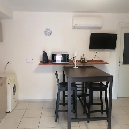 Intero Appartamento, Bilocale Di 55 Mq ,soggiorno-cucina Open Con Divano Letto, Matrimoniale ,con Giardino Privato E Corte,tre Tre Quattro Sette Sei Cinque Uno Tre Due Nove *