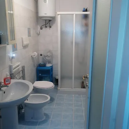 Intero Appartamento, Bilocale Di 55 Mq ,soggiorno-cucina Open Con Divano Letto, Matrimoniale ,con Giardino Privato E Corte