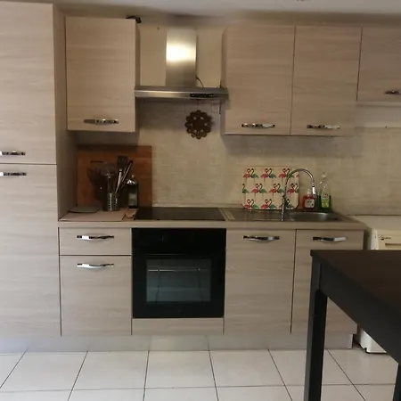 Intero Appartamento, Bilocale Di 55 Mq ,soggiorno-cucina Open Con Divano Letto, Matrimoniale ,con Giardino Privato E Corte Lägenhet *