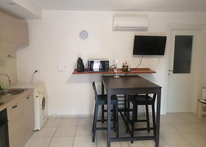 Intero Appartamento, Bilocale Di 55 Mq ,soggiorno-cucina Open Con Divano Letto, Matrimoniale ,con Giardino Privato E Corte,tre Tre Quattro Sette Sei Cinque Uno Tre Due Nove *