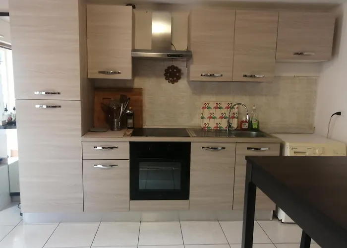 Intero Appartamento, Bilocale Di 55 Mq ,soggiorno-cucina Open Con Divano Letto, Matrimoniale ,con Giardino Privato E Corte Appartamento *